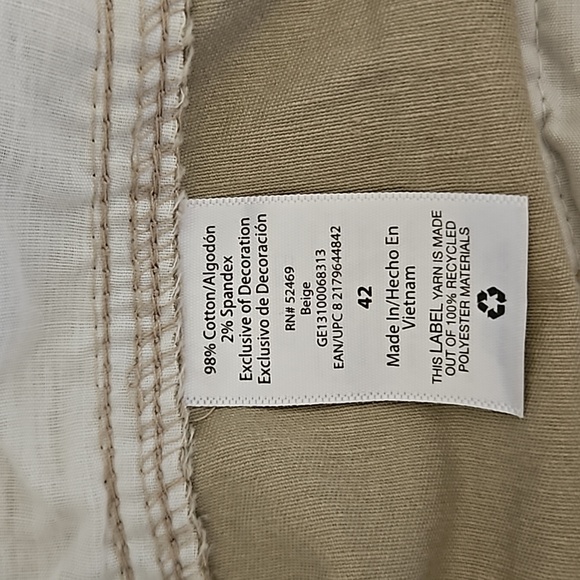 Mens tan cargo shorts. Size 42 - Picture 7 of 8